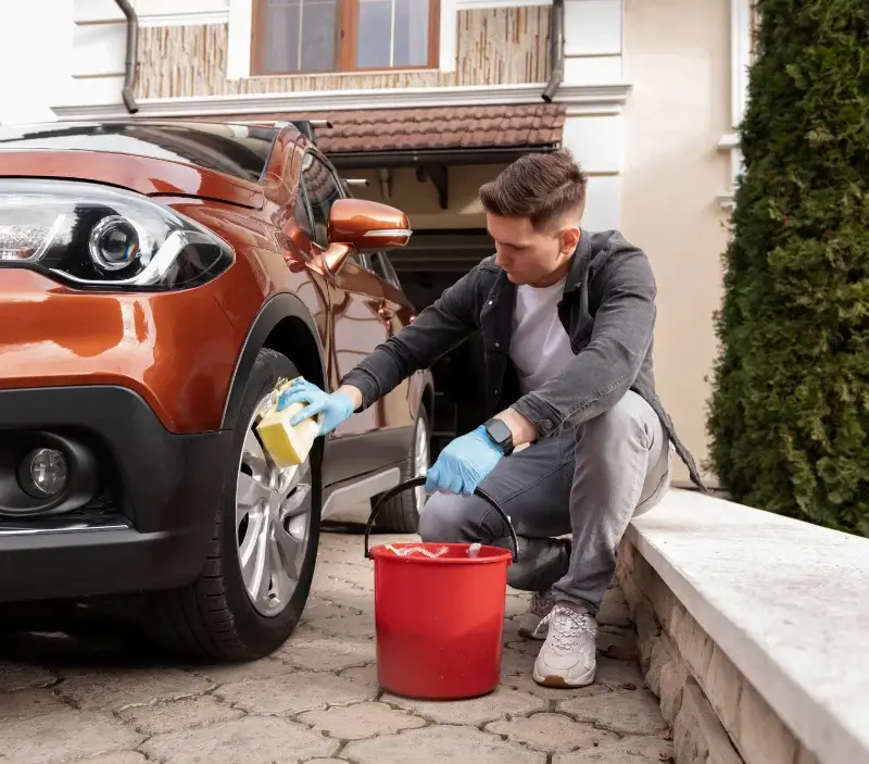 Lavage auto à domicile Souppes-sur-Loing : professionnel intervenant sur un véhicule